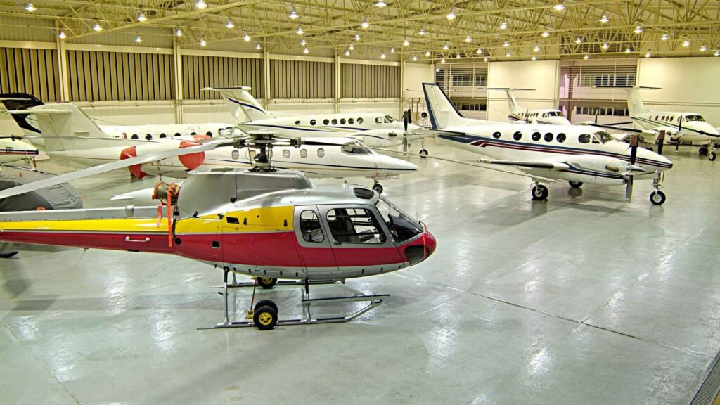 Hangar com aviões e helicóptero