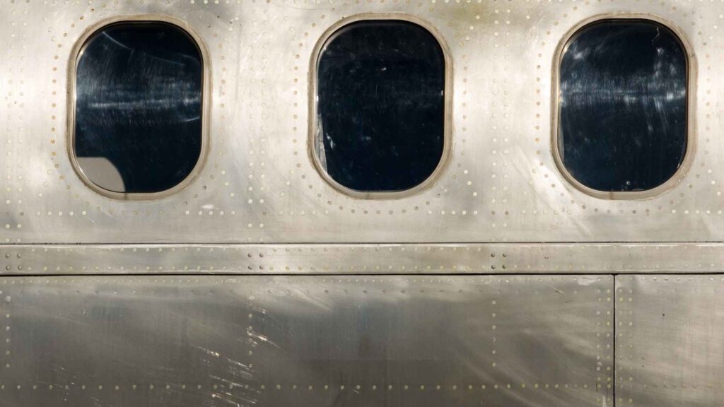 fuselagem de avião com pequenas avarias