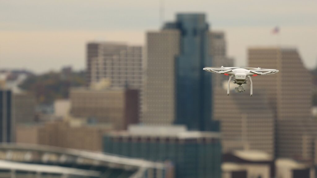 Drone voando sobre cidade.