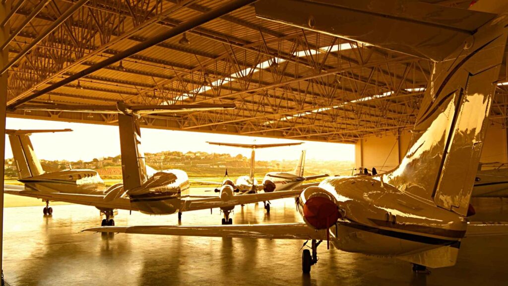 Aviões da aviação geral parados em hangar.