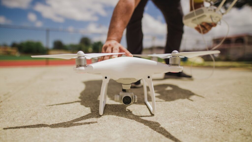 Drone sendo preparado por piloto para decolar.