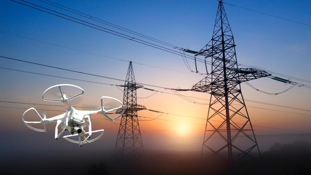 Drone fazendo inspeção em linhas de transmissão de energia.