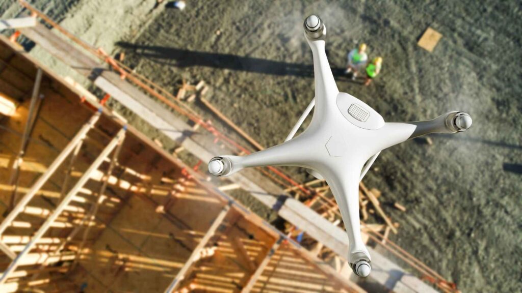 Drone sobrevoando obra de engenharia e construção.