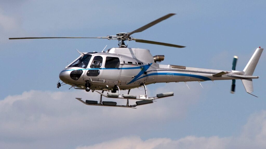 helicóptero voando com céu de fundo