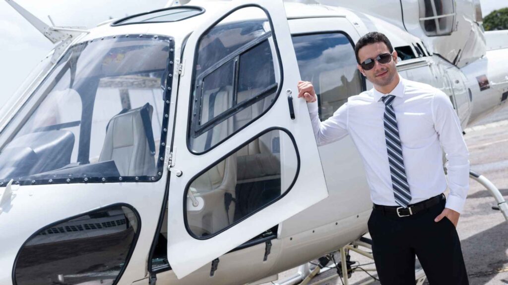 Homem ao lado de helicóptero 