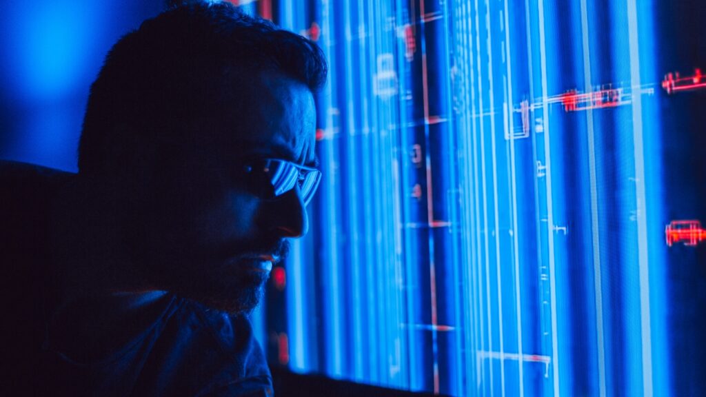 Homem observando computador gigante 