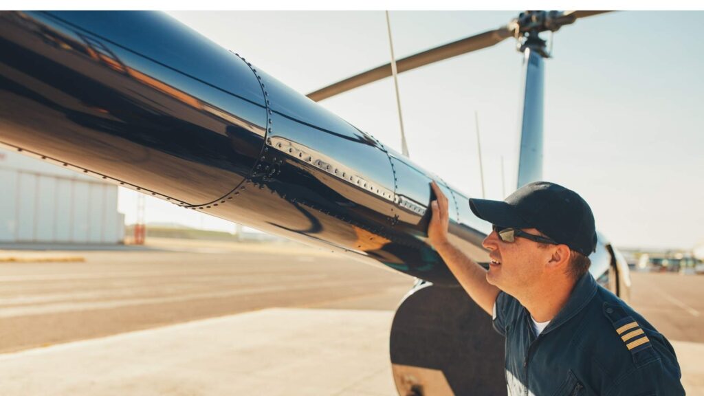 Homem observando a caldo do helicóptero 