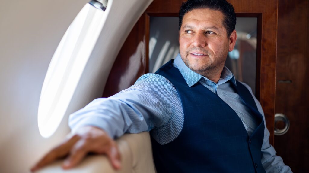 Homem sentado em avião com semblante tranquilo
