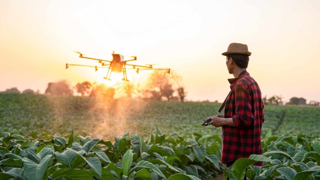 Homem operando Drone no Agronegócios 