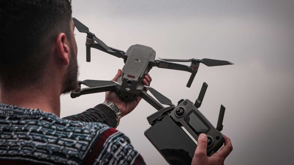 Homem com drone em sua mão