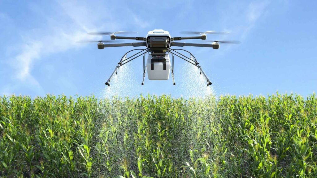 Drone agrícola pulverizando lavoura.
