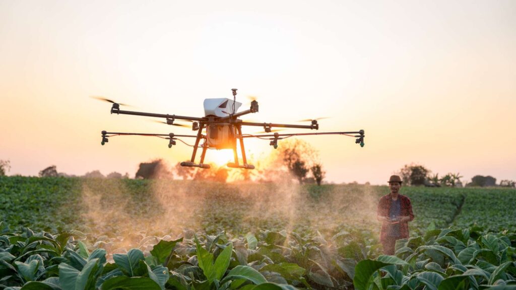 Drone agrícola pulverizando lavoura.